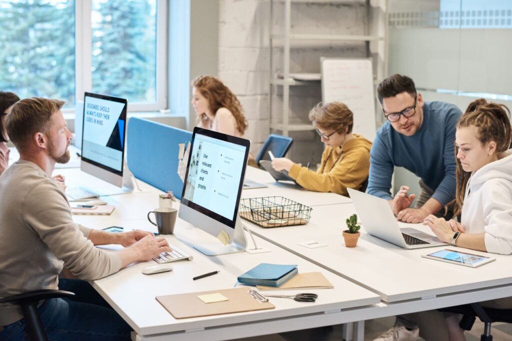 International skilled workers on computers — how to find skilled worker jobs in Australia with visa sponsorship